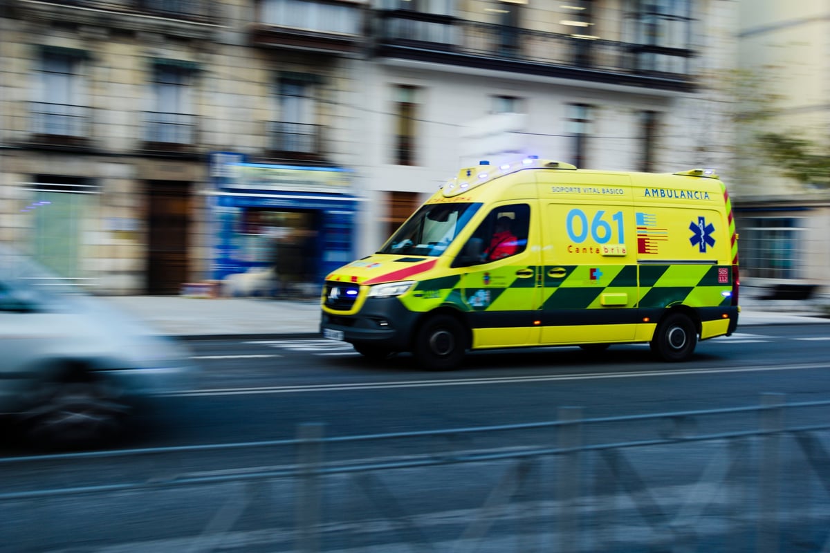 Ambulancia en servicio dentro de la ciudad, respaldando a la clínica de Cusco